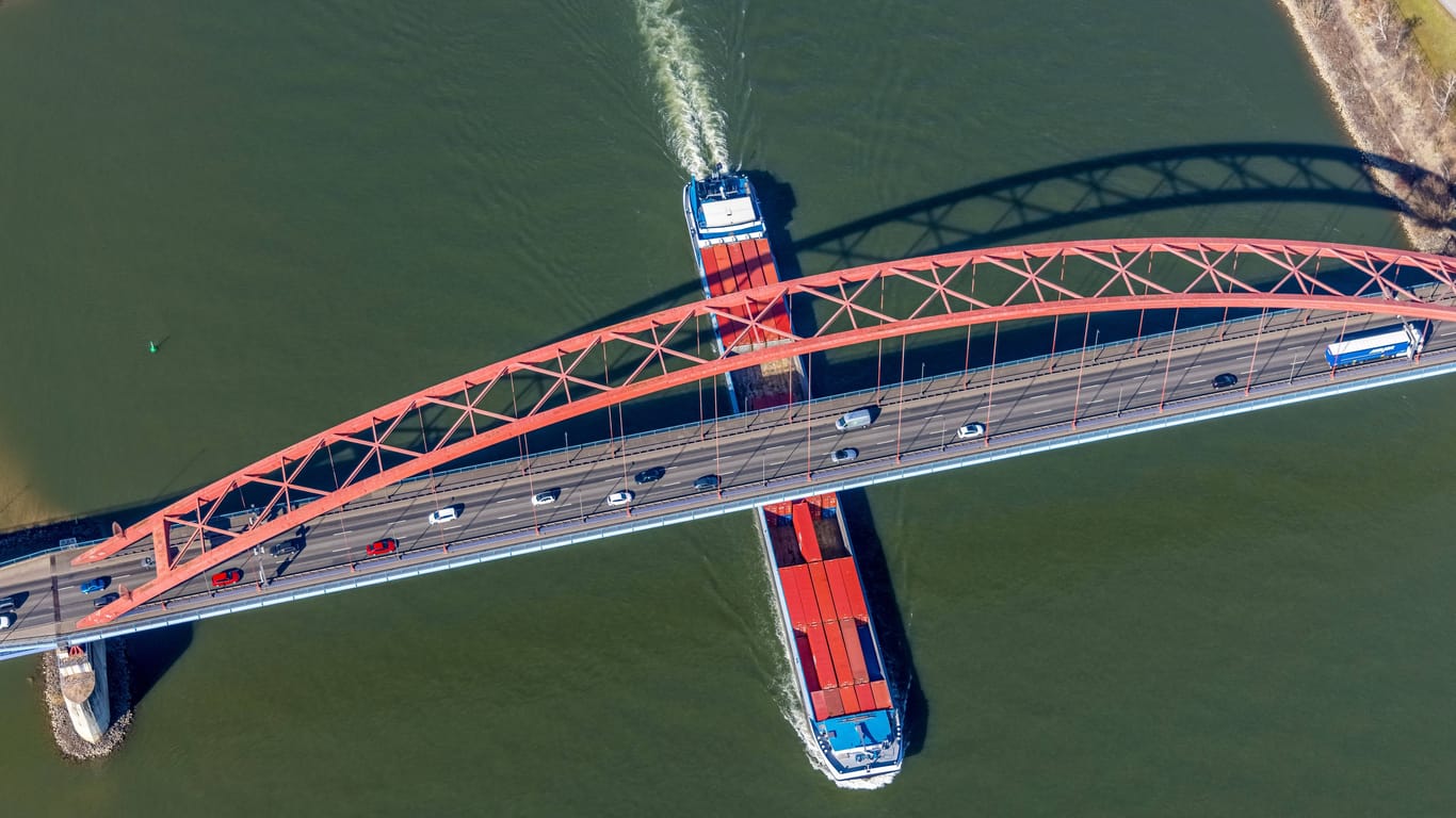 Containerschiff fährt unter einer Brücke auf dem Rhein (Archivbild): Wäre in Deutschland auch ein Baltimore-Kollaps möglich?