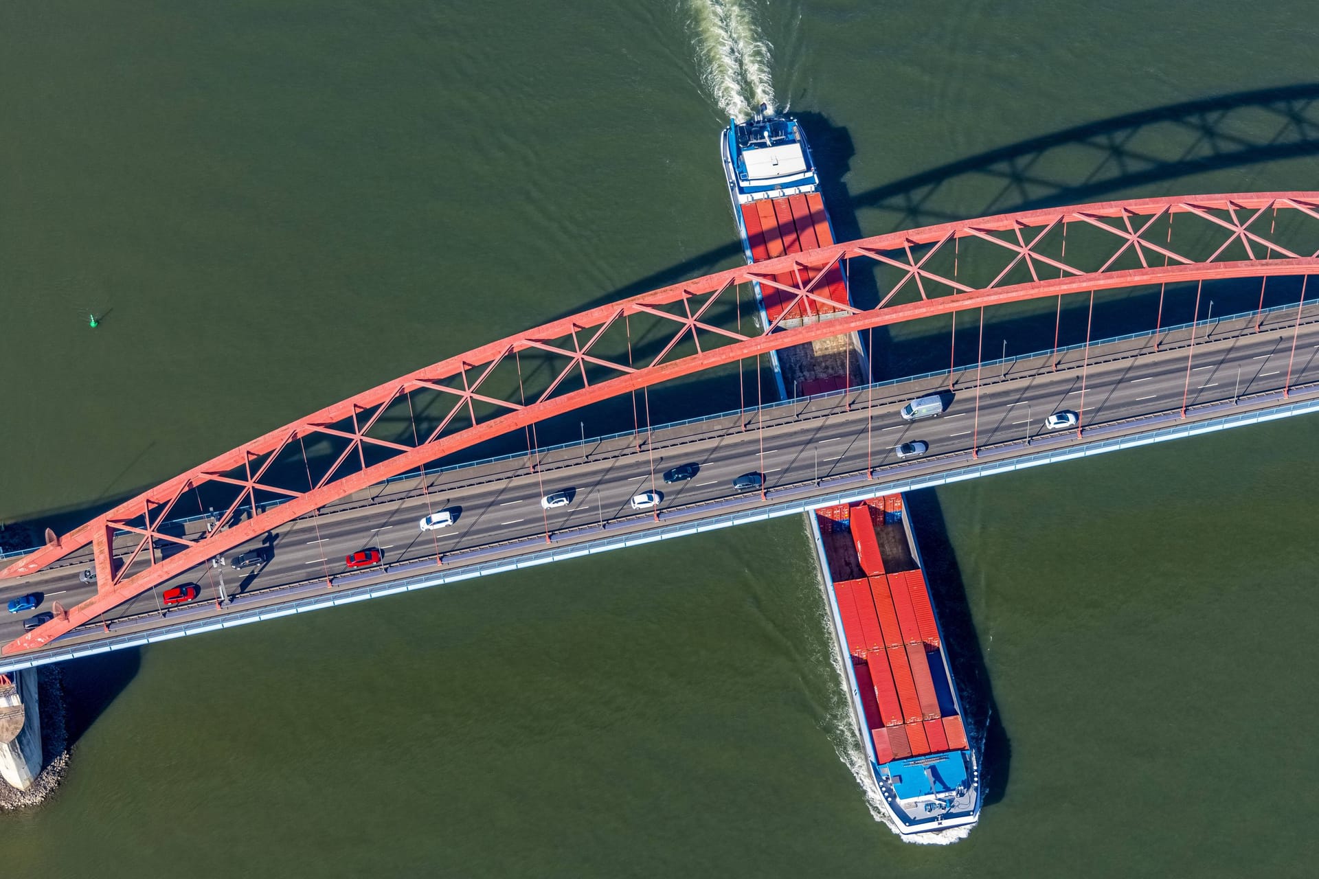 Containerschiff fährt unter einer Brücke auf dem Rhein (Archivbild): Wäre in Deutschland auch ein Baltimore-Kollaps möglich?