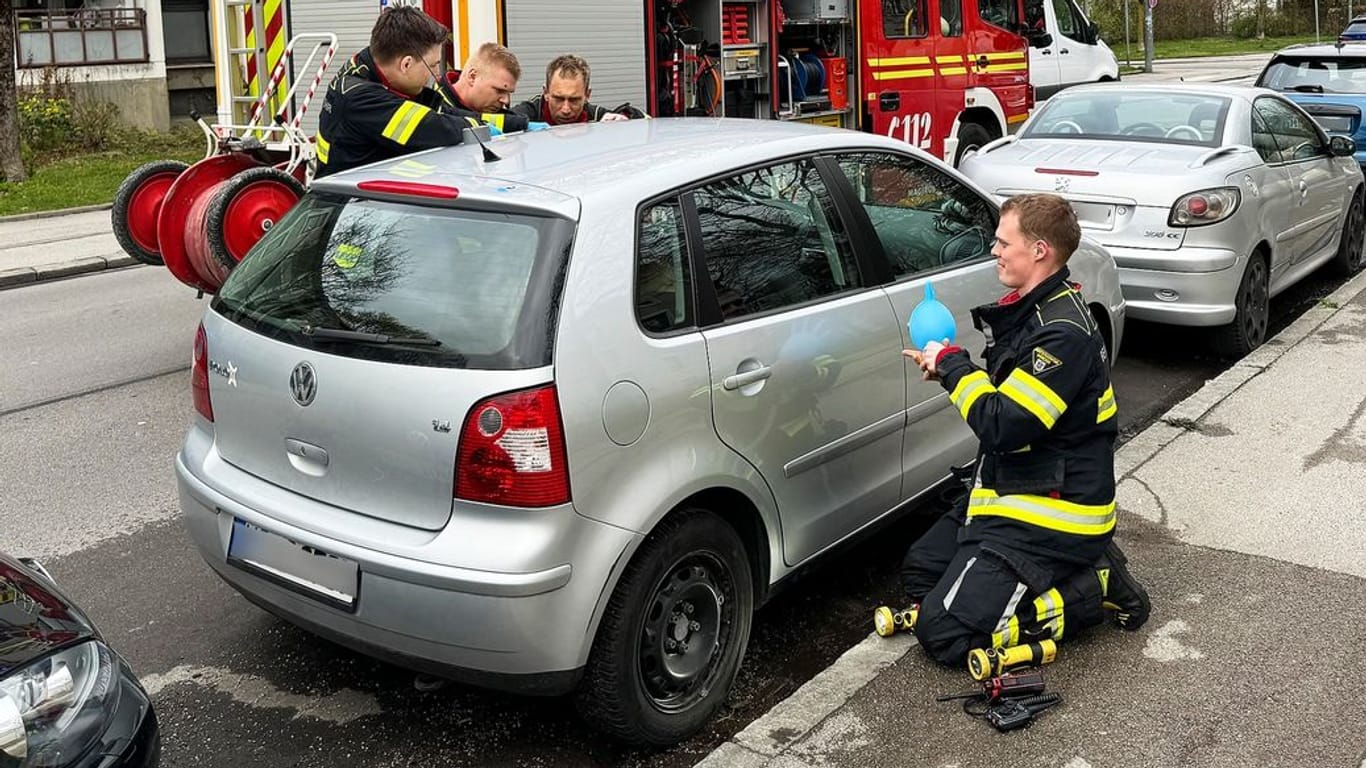 Das Auto der Mutter: Feuerwehrleute bespaßen den eingeschlossenen Jungen.