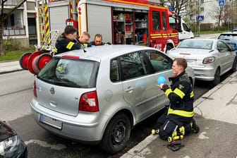 Das Auto der Mutter: Feuerwehrleute bespaßen den eingeschlossenen Jungen.