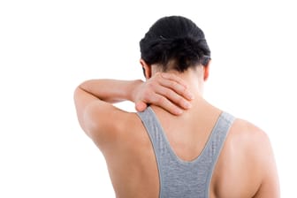 Eine Person fasst sich an den Nacken (Symbolbild): Rücken-, Kopf- und Gelenkschmerzen gehören zu den häufigsten Arten chronischer Schmerzen.