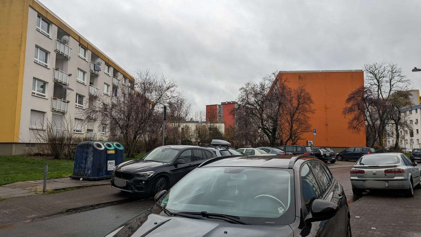 Die Parksituation in Frankfurt-Goldstein. In der Henriette-Fürth-Straße sind die Parkplätze jetzt schon knapp. Wenn auch noch der große Anwohnerparkplatz der Nassauischen Heimstätte wegfällt, wissen die Menschen nicht, wo sie parken sollen.