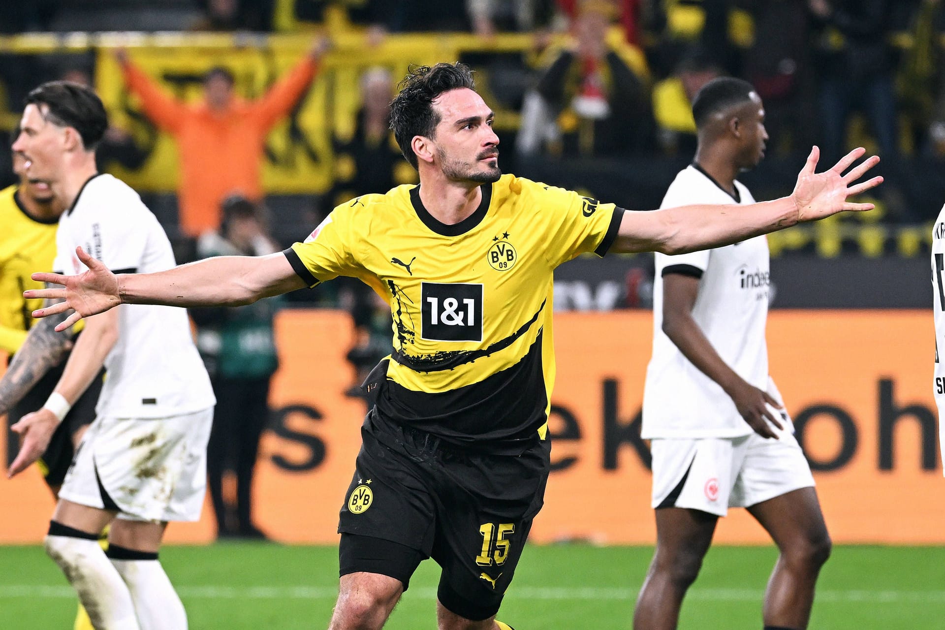 Mats Hummels bejubelt seinen Treffer zum 2:1 über Eintracht Frankfurt.