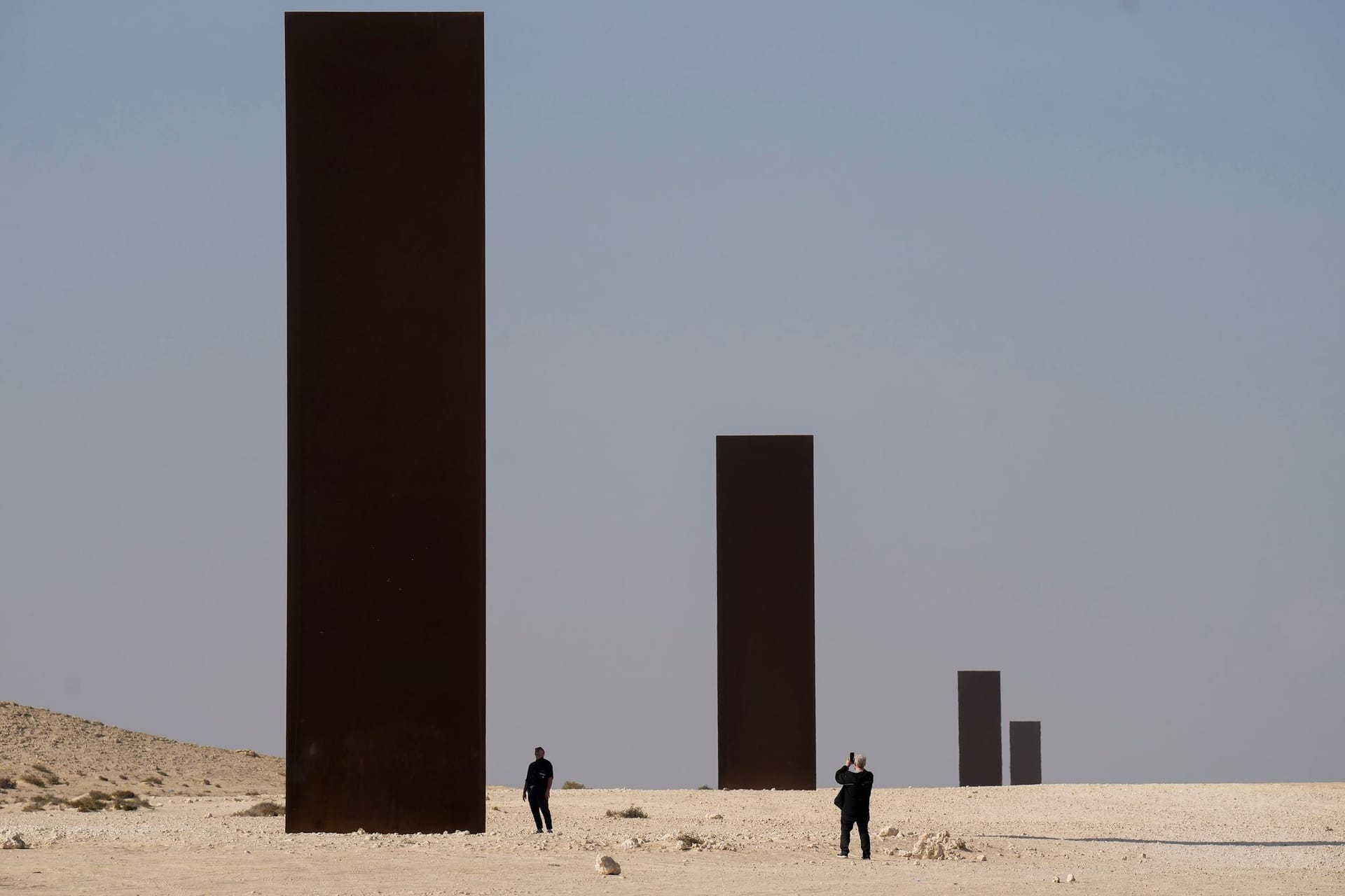 Im Jahr 2014 stellte Serra dann dunkle Türme in den Sand von Katar.