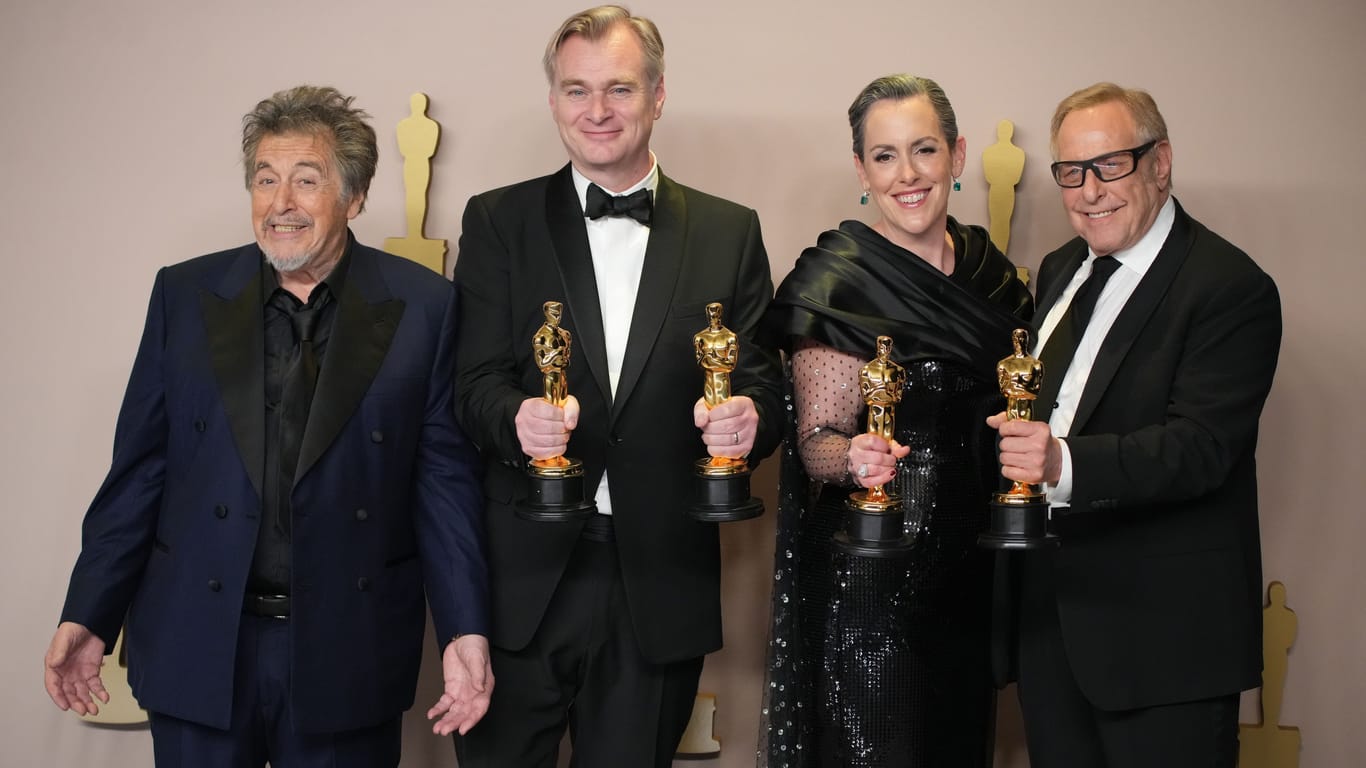Al Pacino mit den "Oppenheimer"-Gewinnern Christopher Nolan, Emma Thomas, and Charles Roven