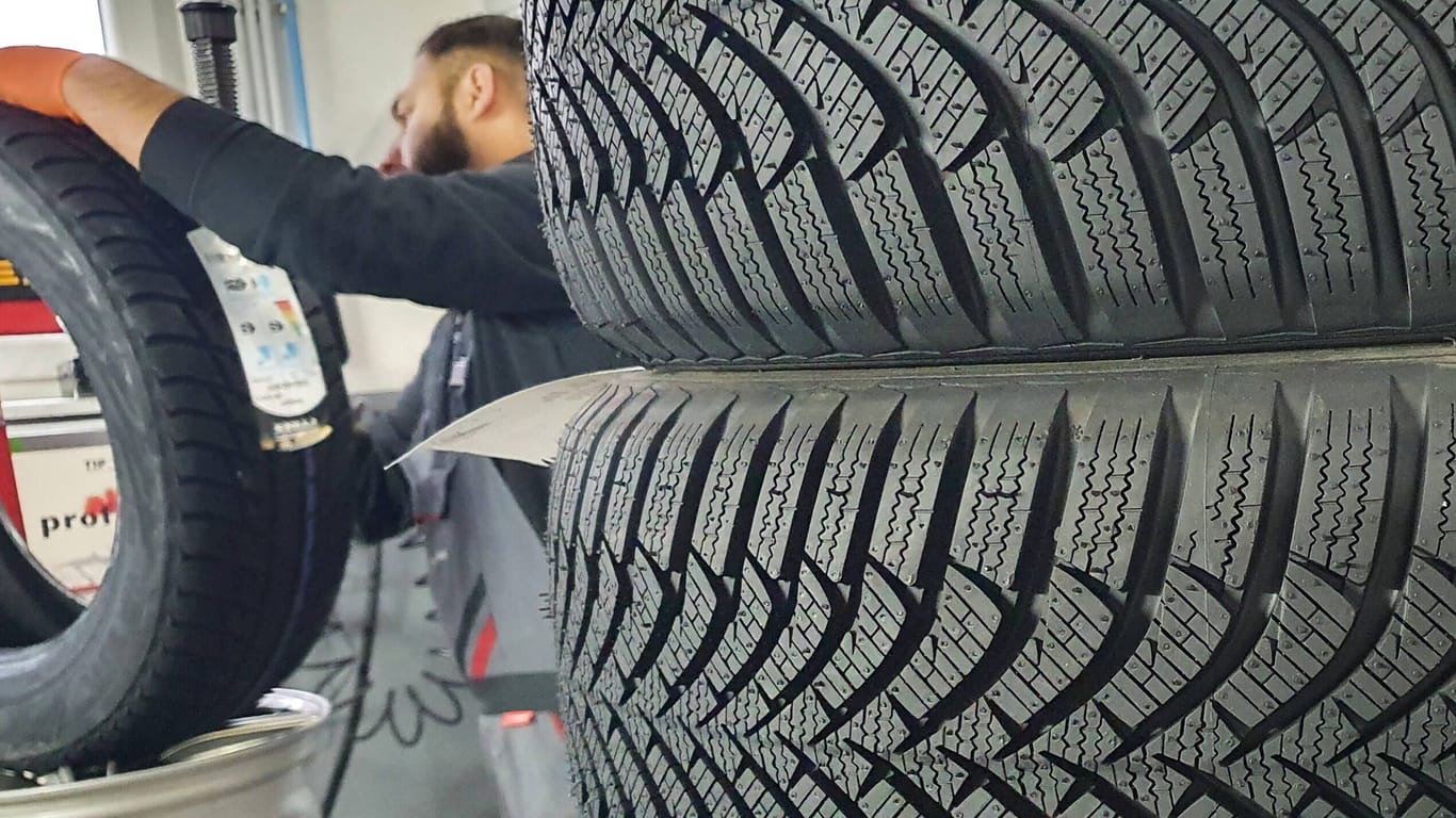 Reifenwechsel: Unterschiedliche Reifen sollten nicht miteinander kombiniert werden, sagt der ADAC.