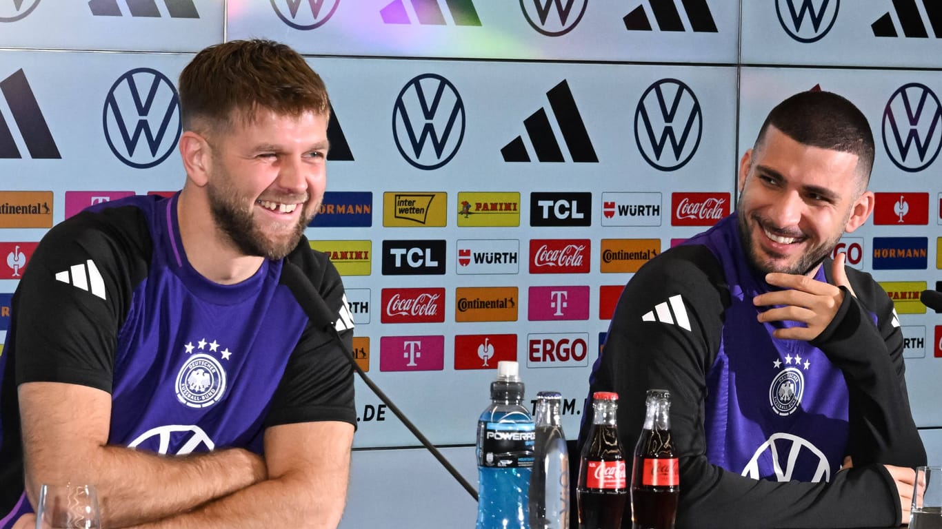Niclas Füllkrug (links) und Deniz Undav: Die beiden sorgten auf der DFB-Pressekonferenz für gute Laune.