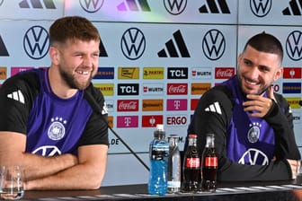 Niclas Füllkrug (links) und Deniz Undav: Die beiden sorgten auf der DFB-Pressekonferenz für gute Laune.