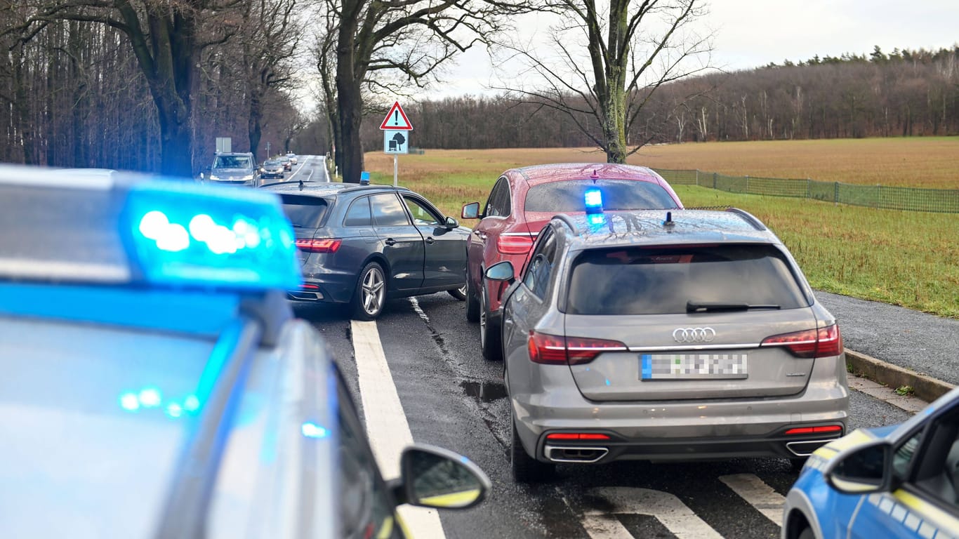 Seltener Fang (Archivbild): Die Polizei hat einen in Deutschland geklauten Mercedes SUV mit gefälschten Berliner Kennzeichen kurz vor der Grenze gestoppt.