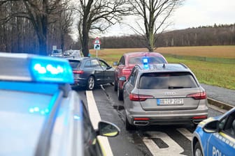 Seltener Fang (Archivbild): Die Polizei hat einen in Deutschland geklauten Mercedes SUV mit gefälschten Berliner Kennzeichen kurz vor der Grenze gestoppt.