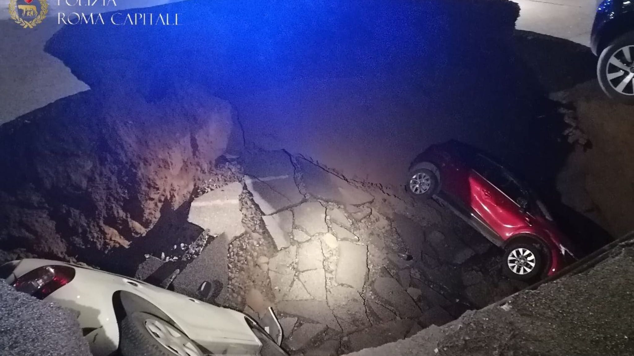 Italien | Riesiges Erdloch in Rom verschlingt zwei Autos