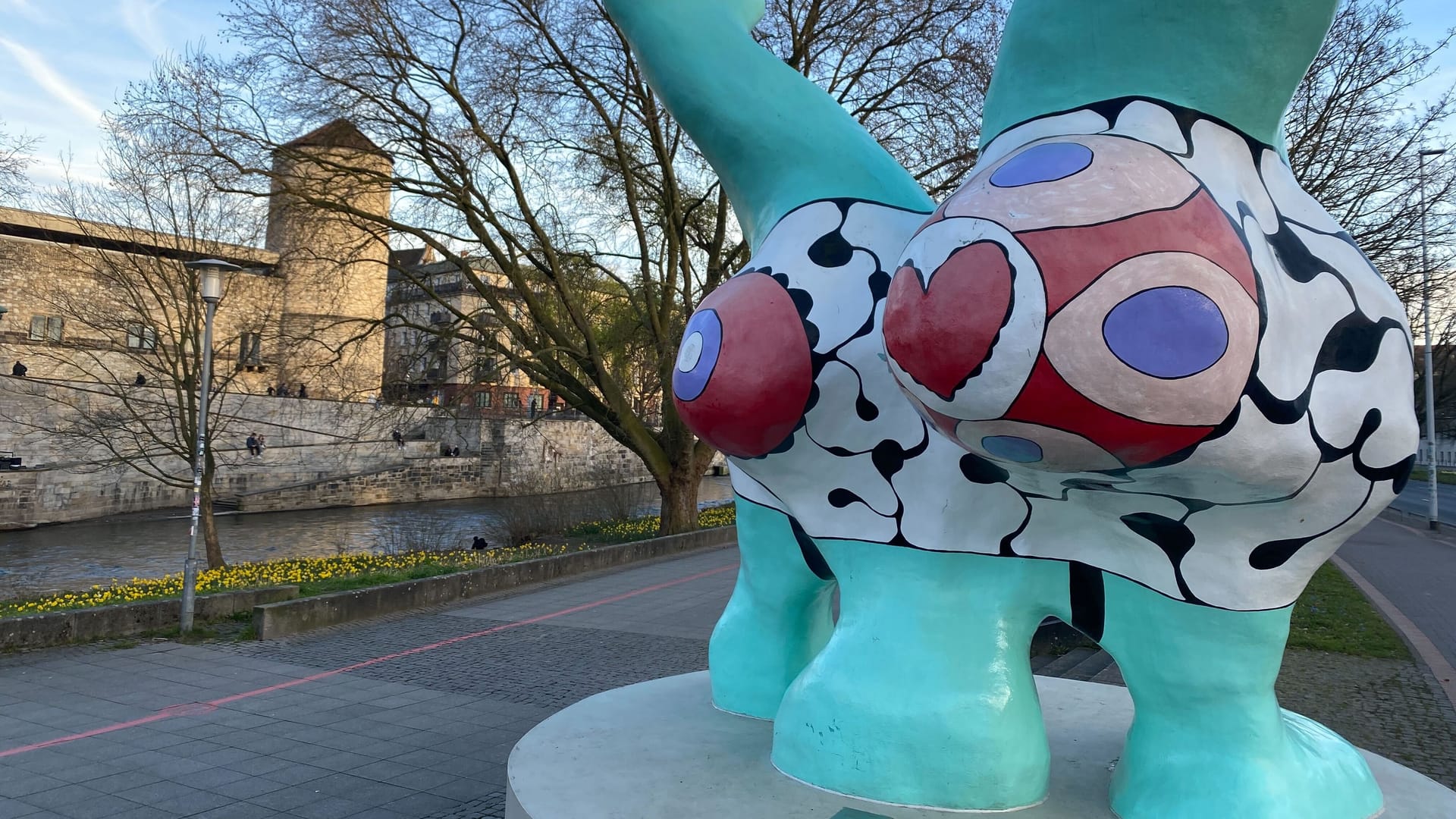 Eine der Nanas in Hannover: Die Rottöne der Figur sind ein wenig blasser als gewohnt.