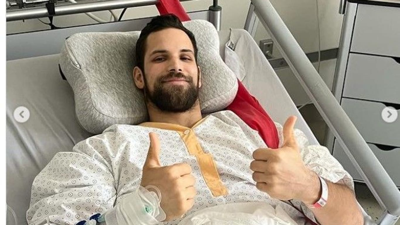 Daumen hoch: Sandro Michel teilte ein Foto von sich im Krankenhaus liegend. Der Bobfahrer ist auf dem Wege der Besserung.
