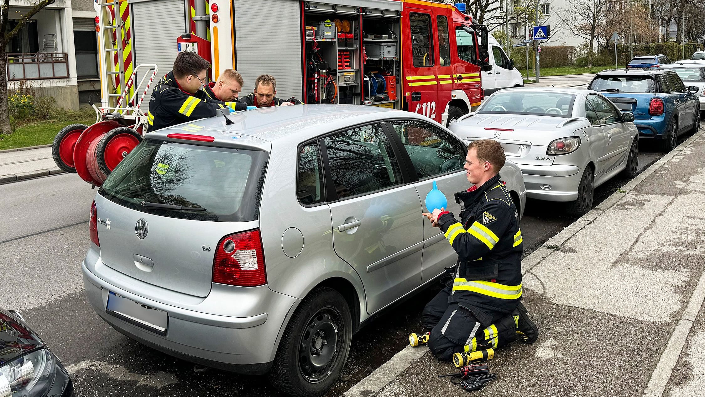 München: Feuerwehr befreit einjährigen Jaydan aus verschlossenem Pkw