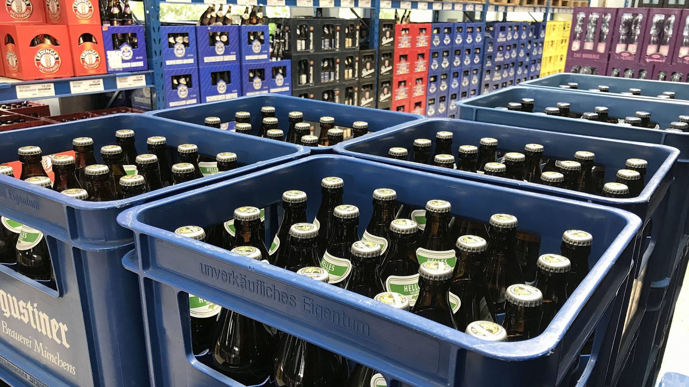 Mehrere Kästen Augustiner Hell in einem Supermarkt (Archivbild): Seit Dienstag gibt es auch eine alkoholfreie Variante zu kaufen.