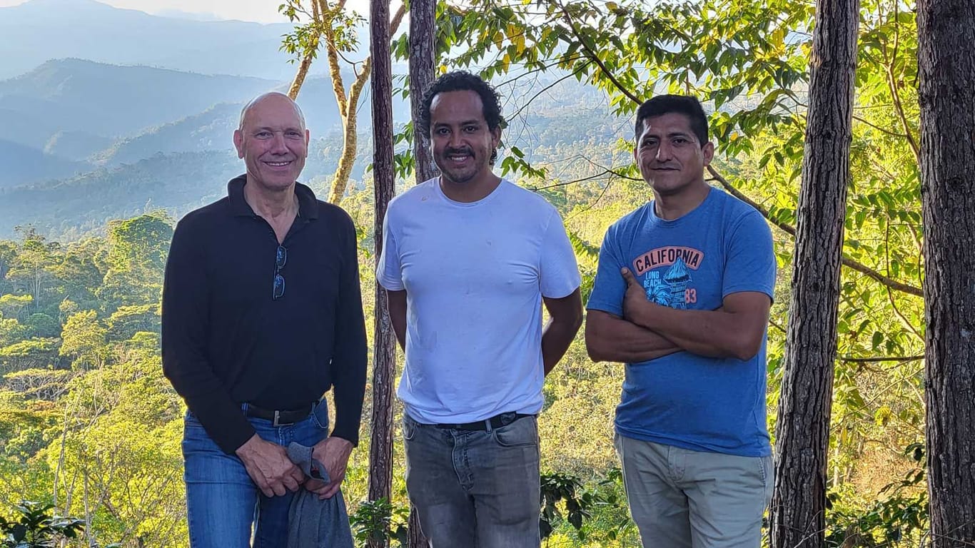 Die Verbindung zu den Kleinbauern ist sehr eng und freundschaftlich (v.l.n.r.: Karsten Suhr, Cesar Marin Arce, Richard Aguero Janampa).
