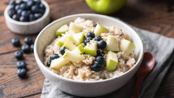 Lecker und kalorienarm: Porridge mit Obst wird gerne am Morgen verzehrt.