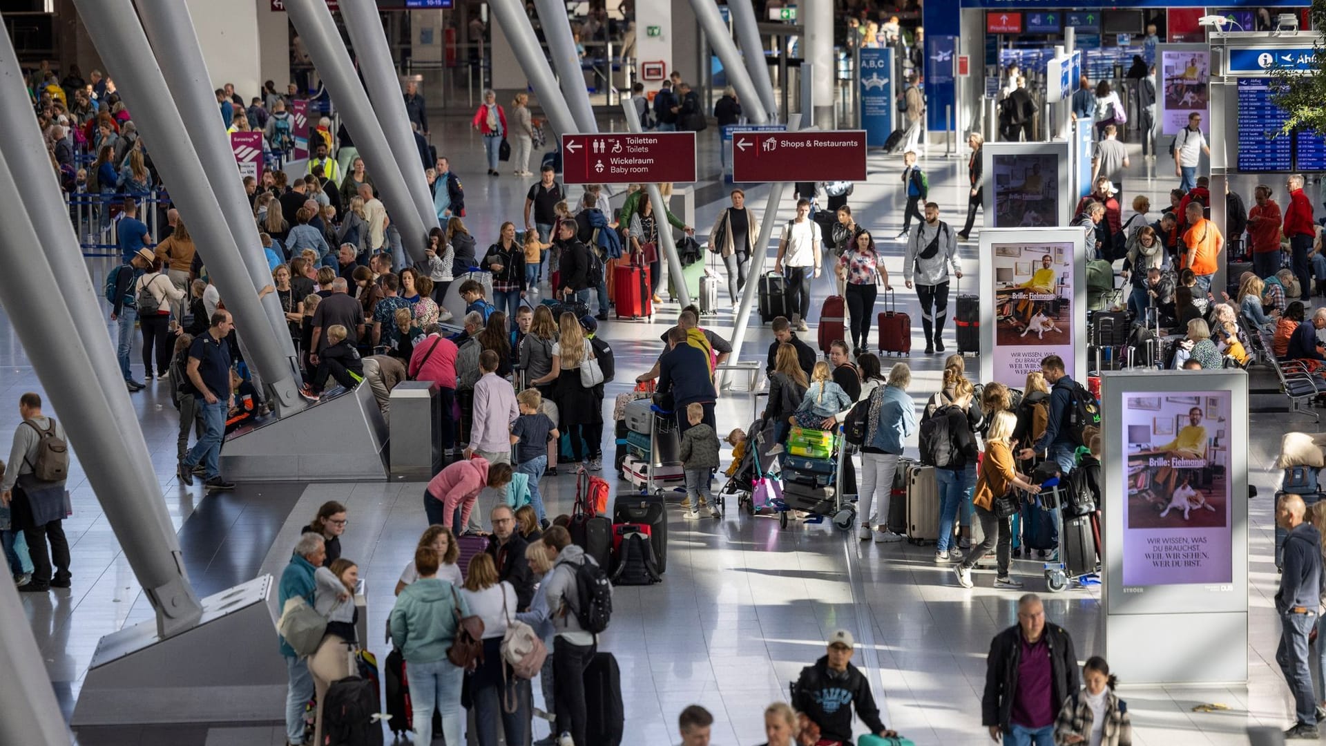 Reisende am Flughafen Düsseldorf