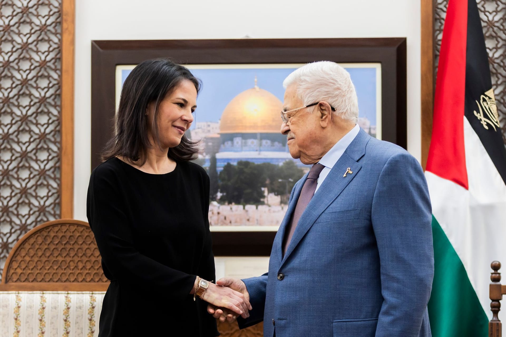 Zu Besuch bei Palästinenserpräsident Abbas: Außenministerin Baerbock spricht angesichts israelischer Luftangriffe von der "Hölle von Gaza".