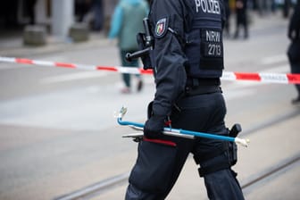 Ein Polizist mit Schlagwerkzeug in Essen: Die Kontrahenten einer Schlägerei setzten unter anderem Brecheisen und Hämmer ein. Auch eine Axt wurde gefunden.