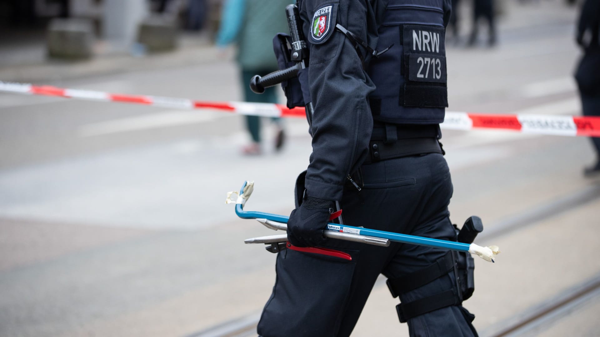 Ein Polizist mit Schlagwerkzeug in Essen: Die Kontrahenten einer Schlägerei setzten unter anderem Brecheisen und Hämmer ein. Auch eine Axt wurde gefunden.