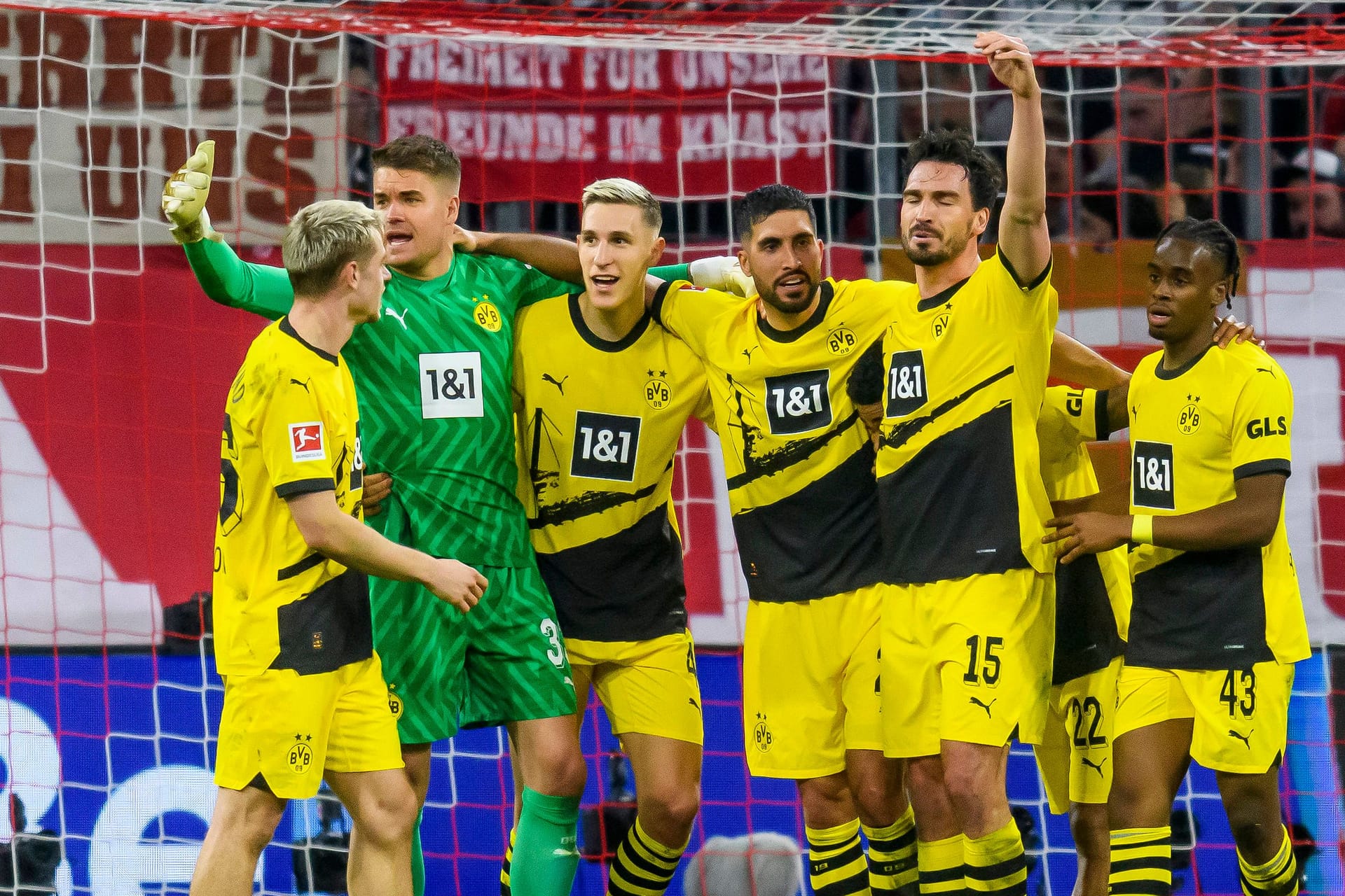 Dortmunder jubeln: Sie gewannen in der Allianz Arena.