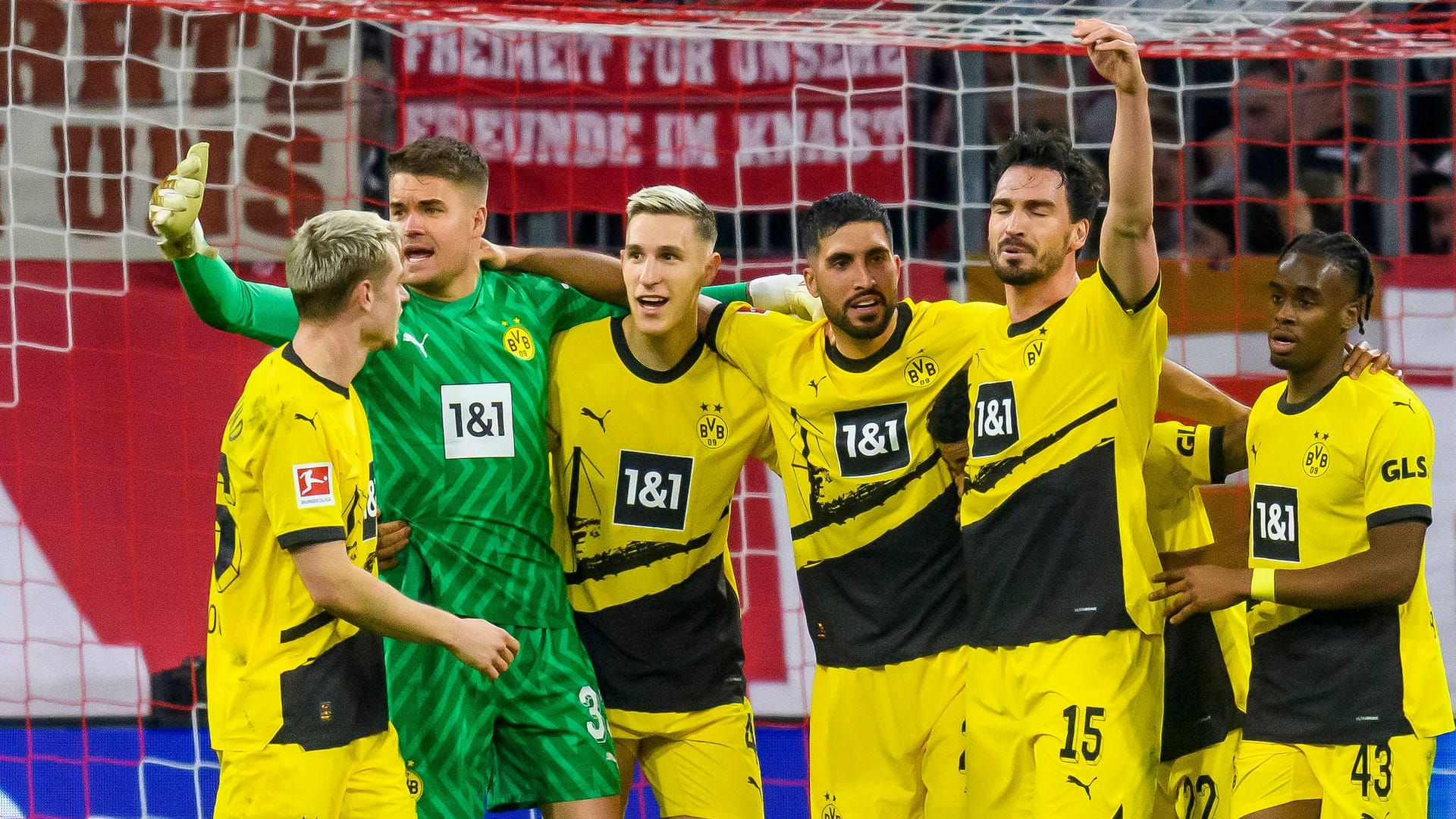 Dortmunder jubeln: Sie gewannen in der Allianz Arena.