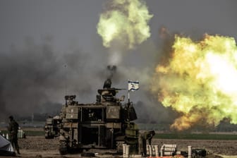 Israelische Artillerie: Historiker Moshe Zimmermann warnt vor einer Eskalation im Nahen Osten.
