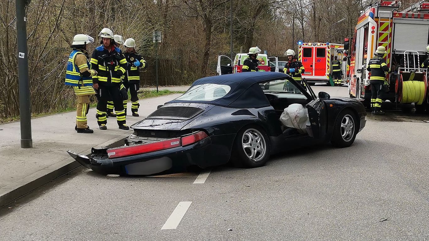 Verunglückter Porsche in München: Eine Person wurde bei dem Unfall leicht verletzt.