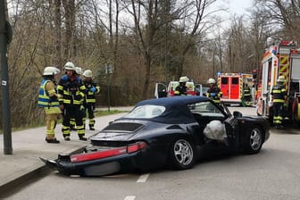 Verunglückter Porsche in München: Eine Person wurde bei dem Unfall leicht verletzt.