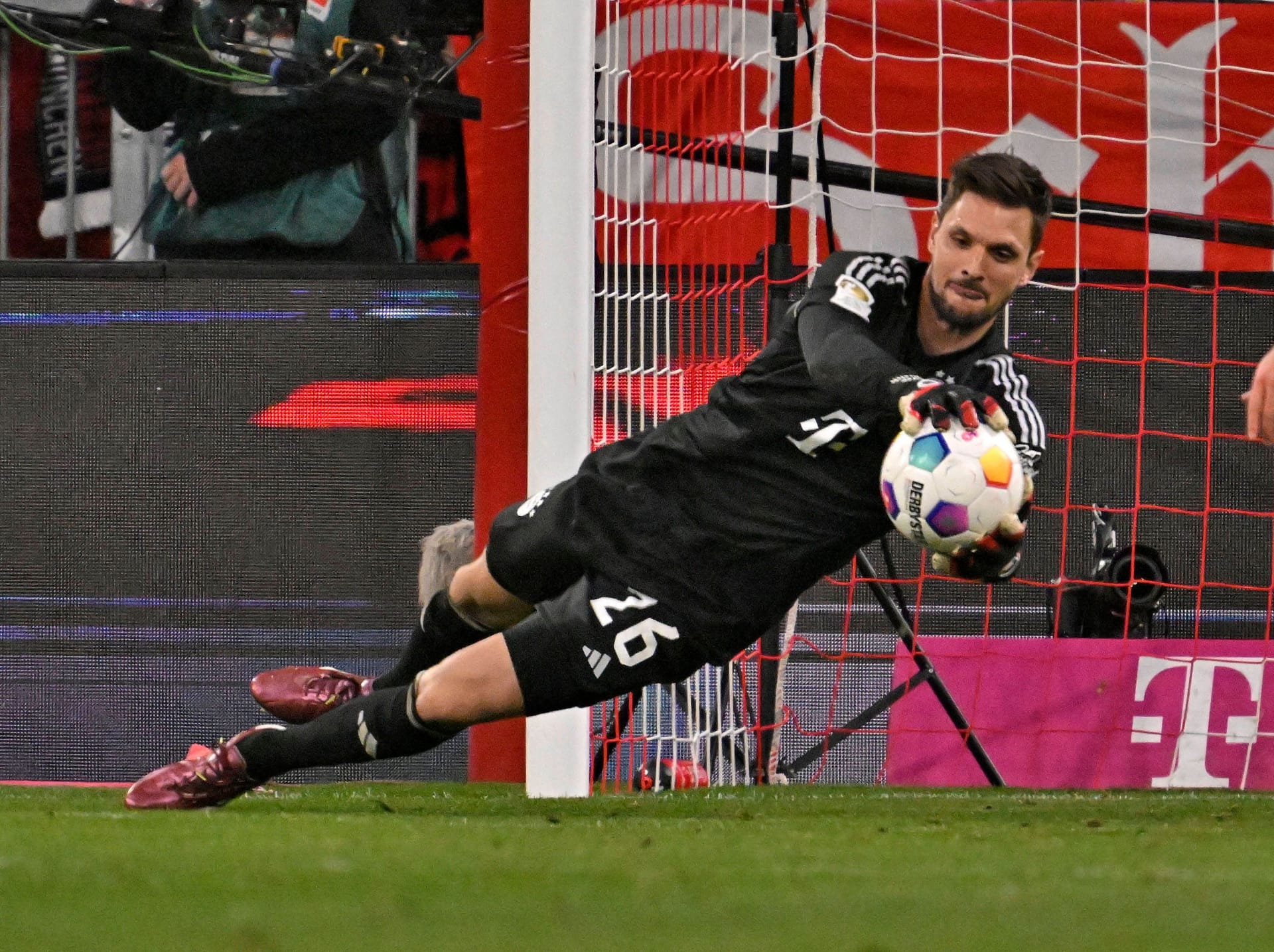 Sven Ulreich: Mal wieder als Neuer-Vertreter gefragt. An Adeyemis Schuss dran, konnte ihn aber nicht mehr abwehren und sah dabei nicht ganz glücklich aus. Rettete Bayern aber mit starker Parade gegen Nmecha (52. Minute). Beim 0:2 konnte er dann nichts machen. Note 3