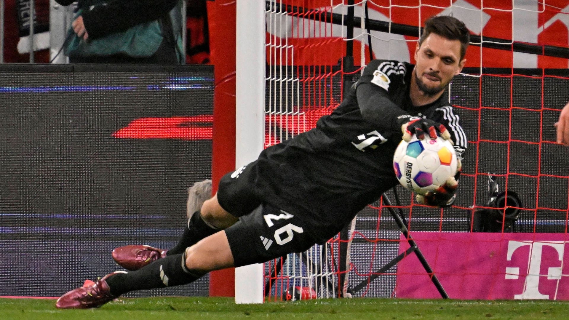 Sven Ulreich: Mal wieder als Neuer-Vertreter gefragt. An Adeyemis Schuss dran, konnte ihn aber nicht mehr abwehren und sah dabei nicht ganz glücklich aus. Rettete Bayern aber mit starker Parade gegen Nmecha (52. Minute). Beim 0:2 konnte er dann nichts machen. Note 3