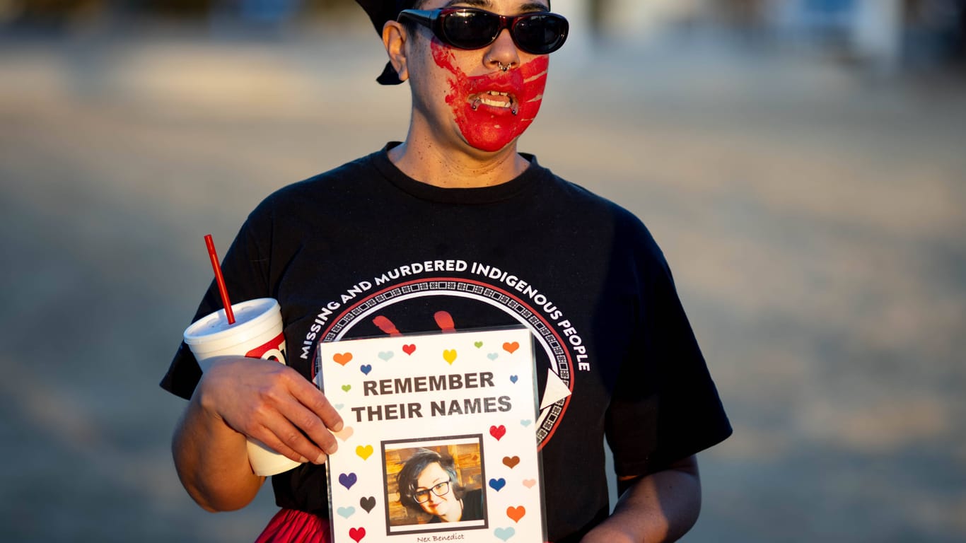 Trauer in den USA: Auf einer Demonstration im Gedenken an Nex Benedict in Nex' Heimatstadt Owasso zeigte eine Person ein Erinnerungsplakat.