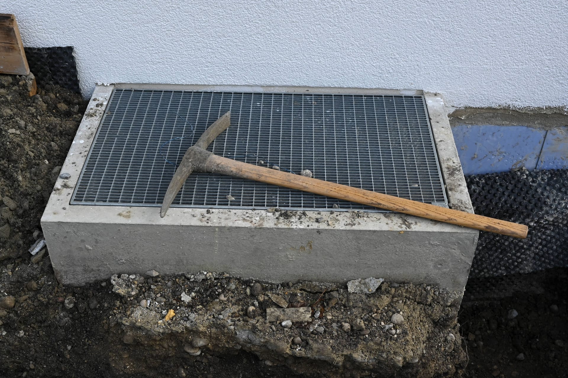 Ein Schacht an einem Haus: In Amberg ist ein Kind mehrere Meter tief in einen Schacht gefallen.