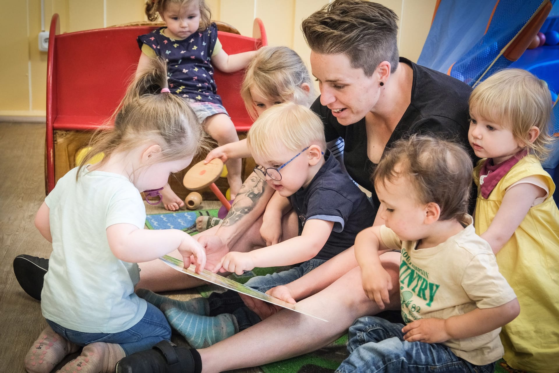 Eine Betreuerin kümmert sich um mehrere Kinder (Symbolfoto): Bis 2028/29 sollten 40 weitere Kitas mit 250 Gruppen eingerichtet werden, hieß es 2023 vom Bremer Senat.