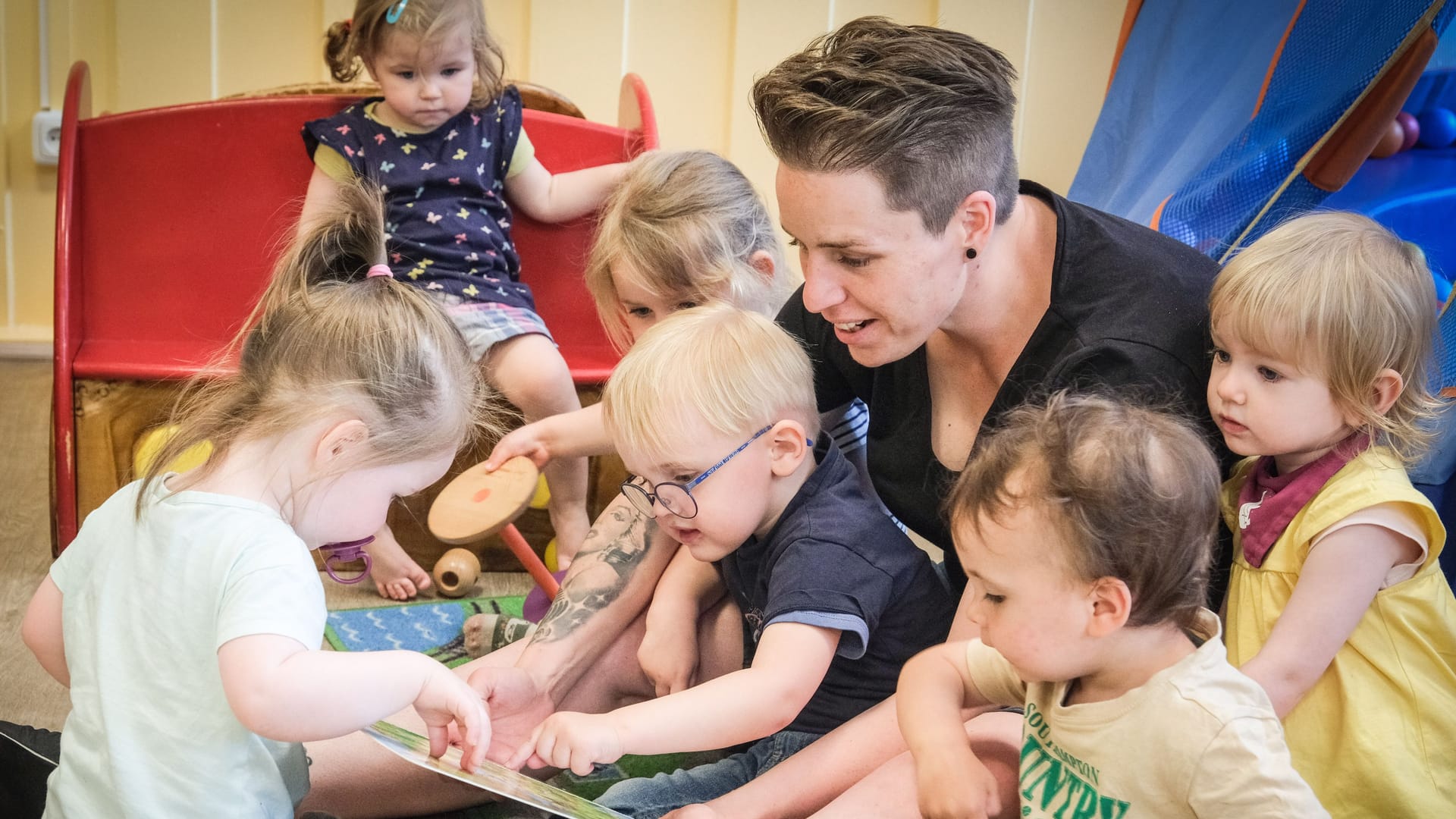 Eine Betreuerin kümmert sich um mehrere Kinder (Symbolfoto): Bis 2028/29 sollten 40 weitere Kitas mit 250 Gruppen eingerichtet werden, hieß es 2023 vom Bremer Senat.