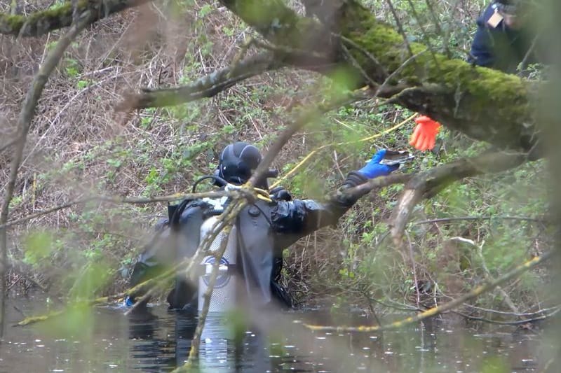 Ein Taucher der Polizei sucht in einem Gewässer nach der Leiche einer mutmaßlich getöteten Frau. (Archivbild)