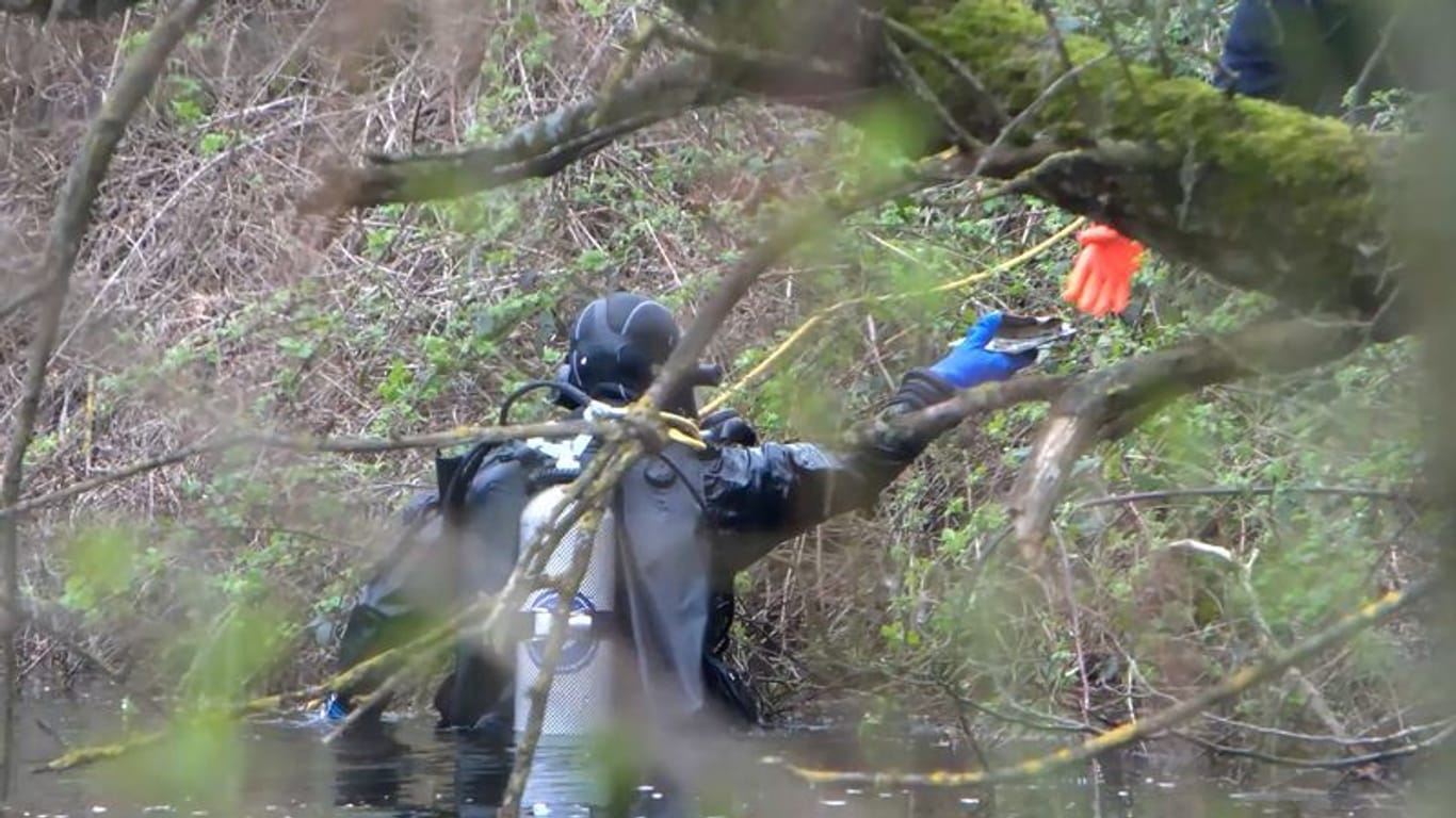 Ein Taucher der Polizei sucht in einem Gewässer nach der Leiche einer mutmaßlich getöteten Frau. (Archivbild)