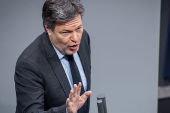 Bundeswirtschaftsminister Robert Habeck (Archivbild): Der Grünen-Politiker fordert Lösungen im Tarifstreit zwischen Bahn und GDL.