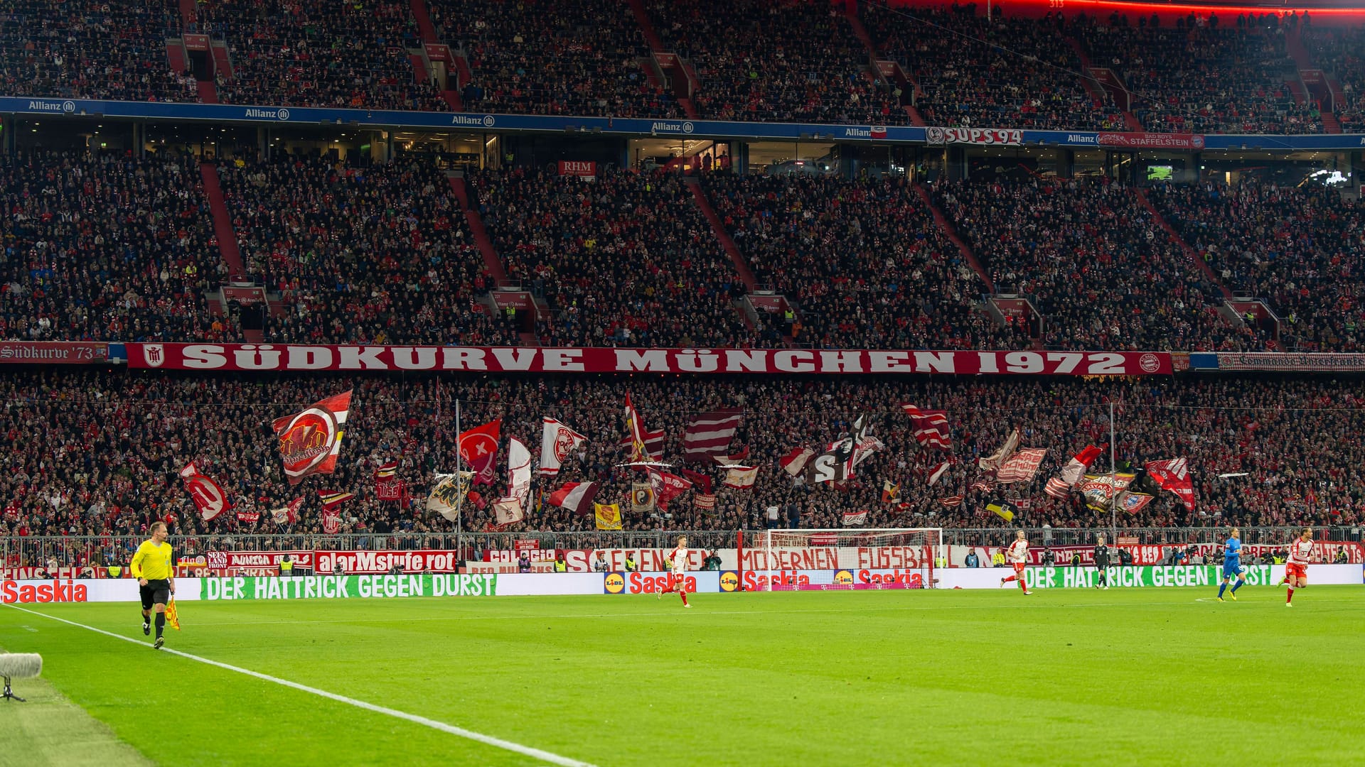 Allianz Arena: In der Südkurve gab es wohl einen Sanitäter-Einsatz.