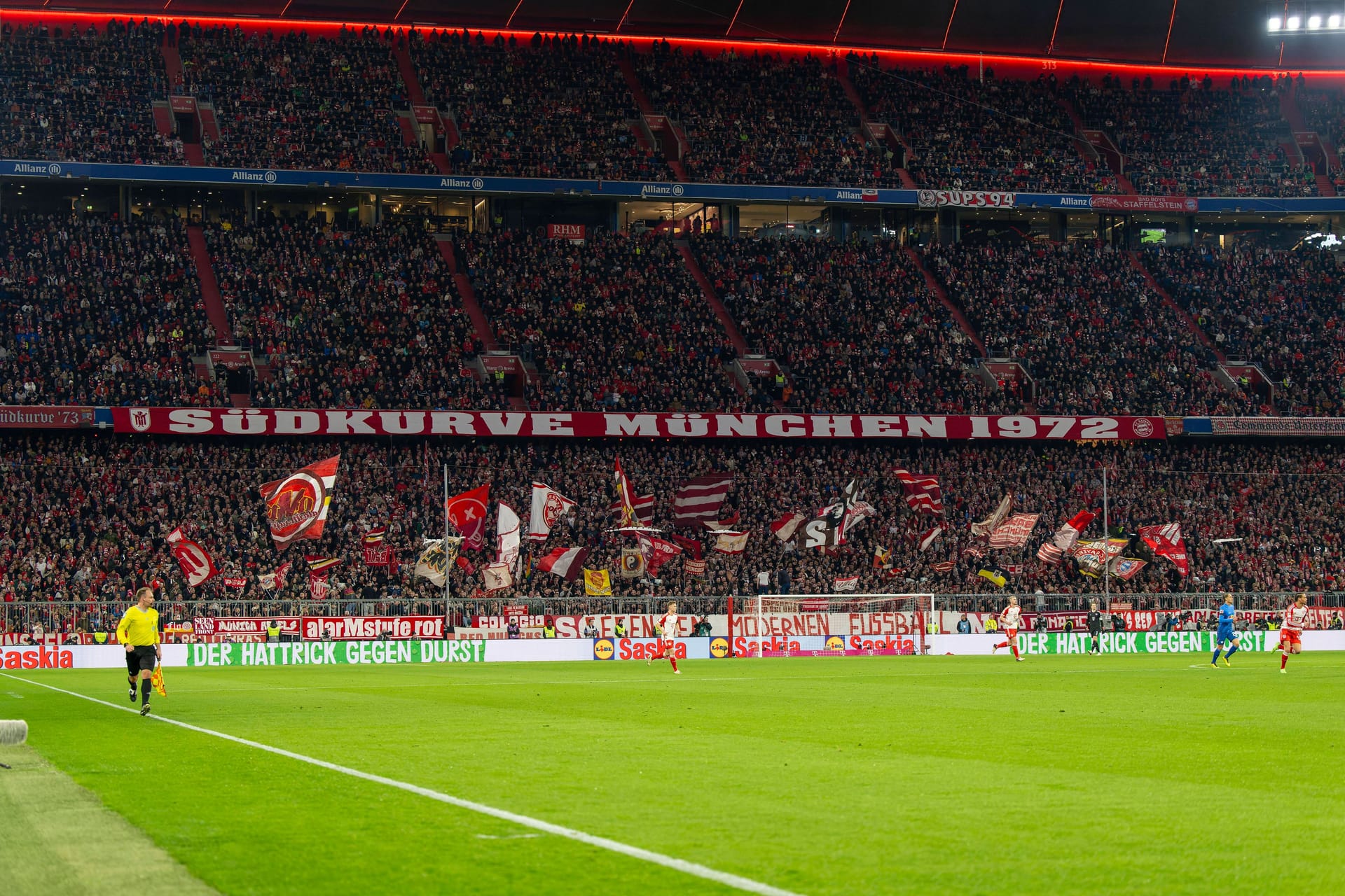 Allianz Arena: In der Südkurve gab es wohl einen Sanitäter-Einsatz.