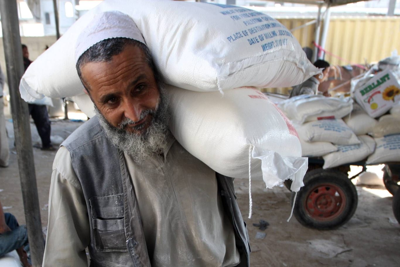 Mann erhält Hilfsgüter in Gaza (Archivbild): Bei der Ausgabe von Hilfsgütern sind erneut Menschen getötet worden.