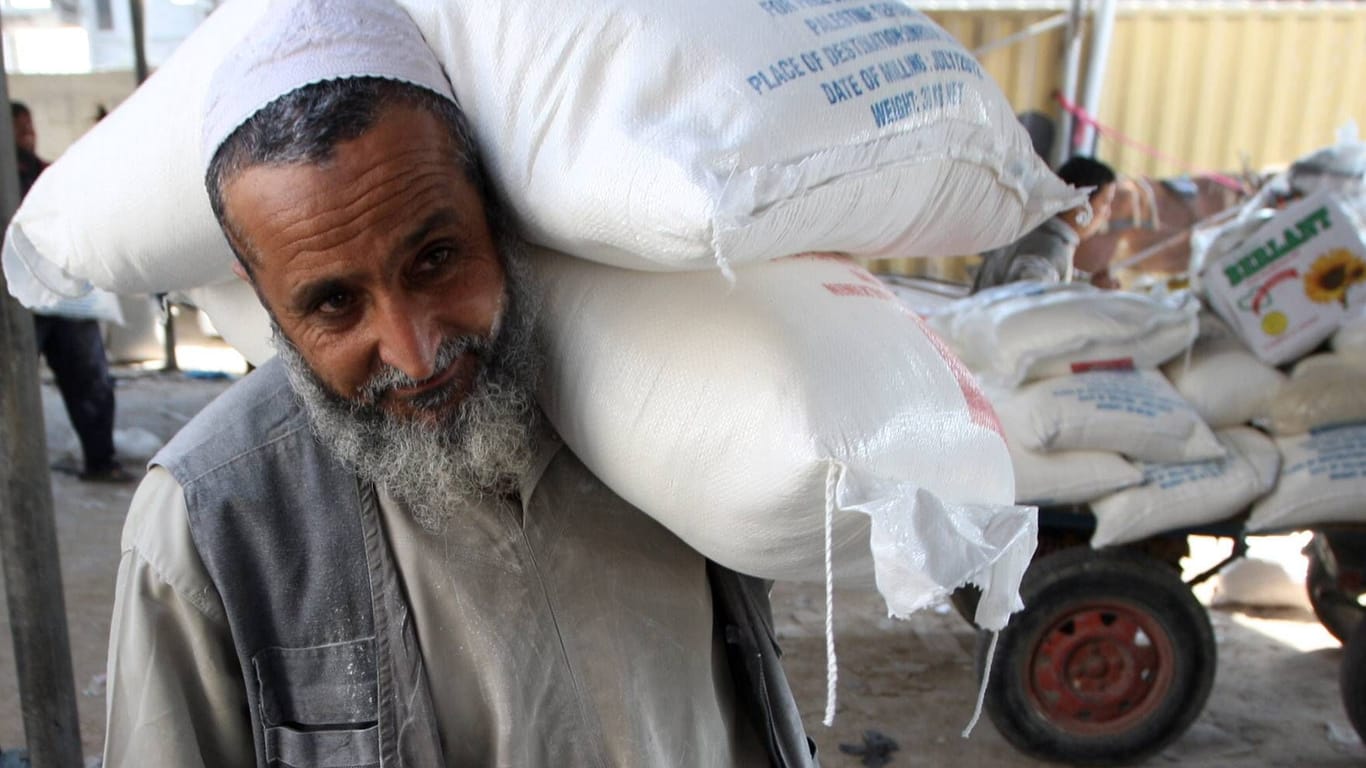 Mann erhält Hilfsgüter in Gaza (Archivbild): Bei der Ausgabe von Hilfsgütern sind erneut Menschen getötet worden.