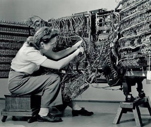 1948: Eine Arbeiterin verkabelt einen der ersten IBM-Computer.