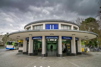 Der Berliner U-Bahnhof Krumme Lanke (Symbolbild): Hier verließ ein Verdächtiger die U-Bahn, nachdem er dort vor drei Wochen eine Frau vergewaltigt hatte.