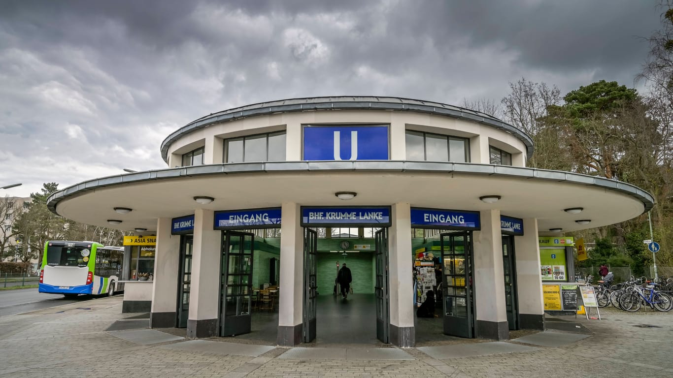 Der Berliner U-Bahnhof Krumme Lanke (Symbolbild): Hier verließ ein Verdächtiger die U-Bahn, nachdem er dort vor drei Wochen eine Frau vergewaltigt hatte.