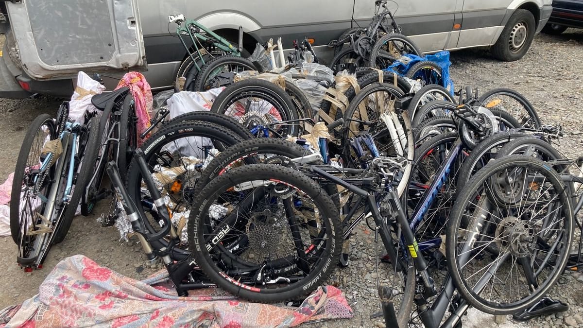 22 mutmaßlich geklaute Fahrräder stellte die Essener Polizei in einem Transporter sicher. 22 mutmaßlich geklaute Fahrräder stellte die Essener Polizei in einem Transporter sicher.
