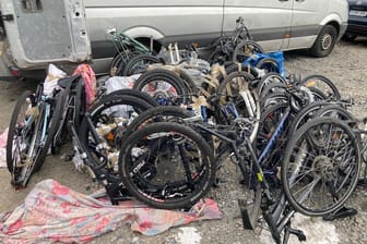 22 mutmaßlich geklaute Fahrräder stellte die Essener Polizei in einem Transporter sicher.