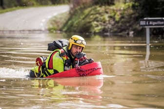 Ein Taucher sucht nach Menschen in einem überschwemmten Gebiet: Frankreich ächzt unter dem Extremwetter.