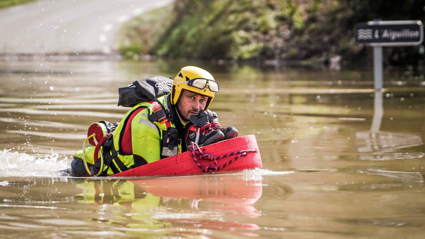 Ein Taucher sucht nach Menschen in einem überschwemmten Gebiet: Frankreich ächzt unter dem Extremwetter.